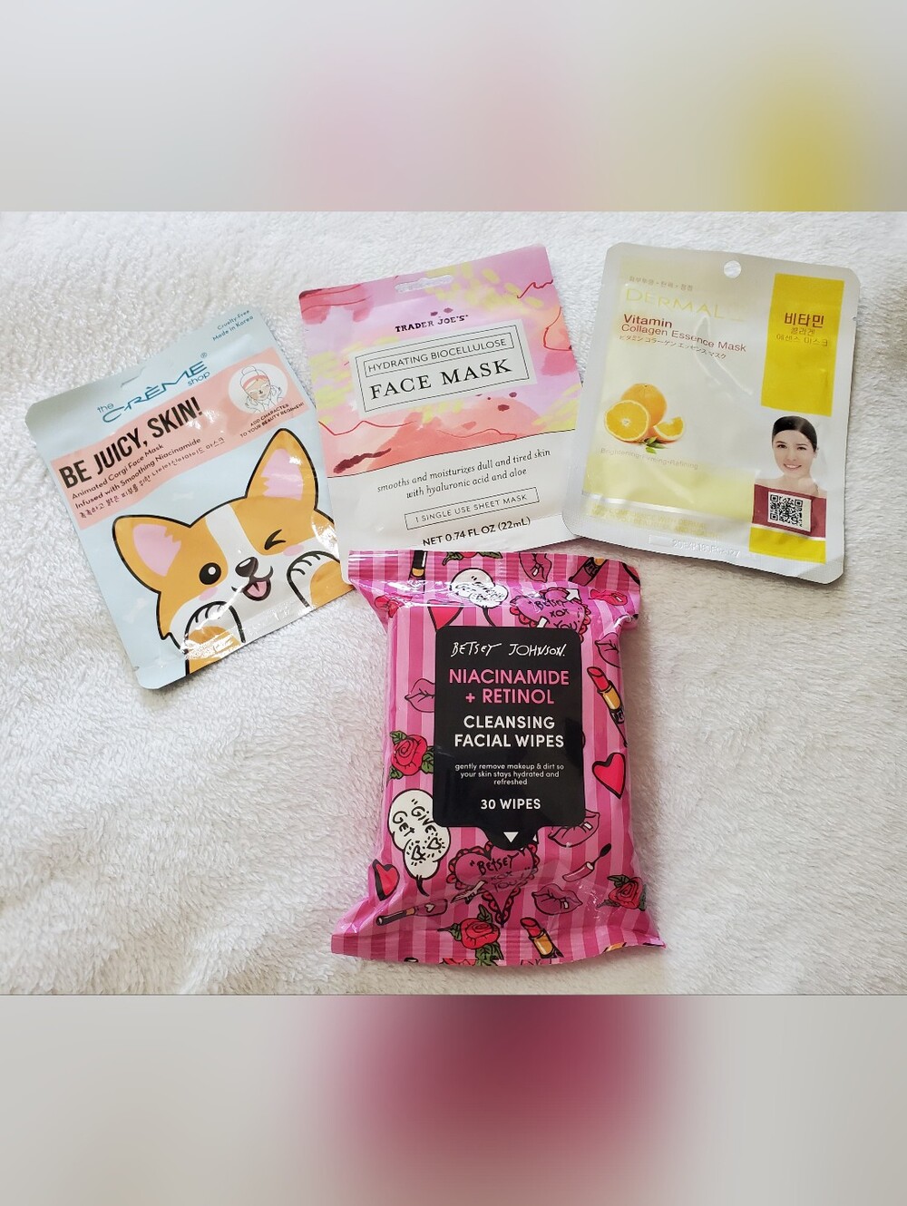 Betsey Johnson Niacinamide + Retinol Cleansing Facial Wipes - Pink